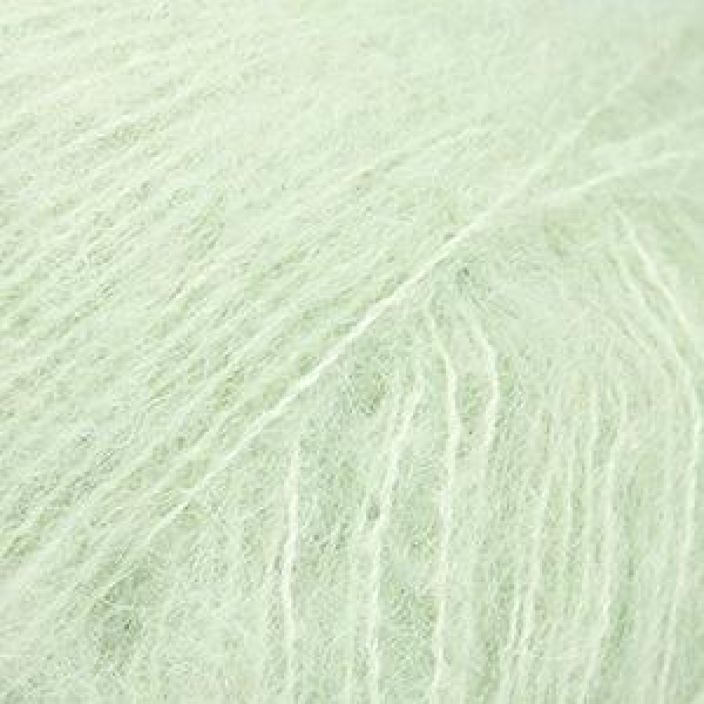 Drops Brushed Alpaca Silk 33 pistachio ice cream 25g Ylellinen sekoitus harjattua alpakkaa ja mulberry silkkia.