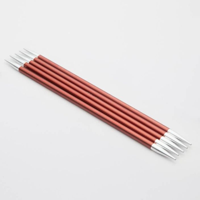 KnitPro Zing sukkapuikot 5,5mm 20cm Kevyesta metallista valmistetut sukkapuikot ovat pinnaltaan taysin sileat. Jokaisella