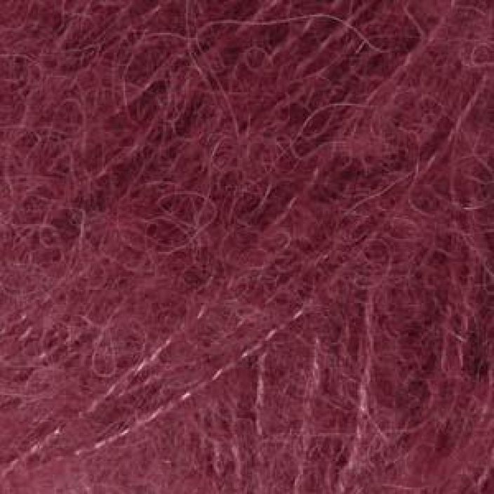 Drops Brushed Alpaca Silk 23 bordeaux 25g Ylellinen sekoitus harjattua alpakkaa ja mulberry silkkia.