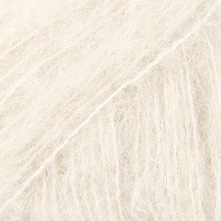 Drops Brushed Alpaca Silk 01 off white 25g Ylellinen sekoitus harjattua alpakkaa ja mulberry silkkia.